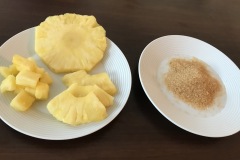 Ananas a směs skořice a třtinového cukru / zdroj: vlastní foto Václav Mokrý