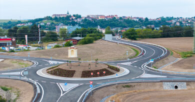 Okružní křižovatka u Benátek nad Jizerou - barokní výklenková kaple, Foto: Benátky nad Jizerou