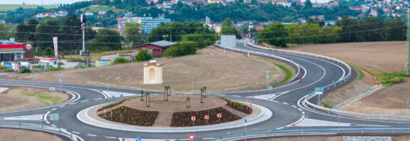 Okružní křižovatka u Benátek nad Jizerou - barokní výklenková kaple, Foto: Benátky nad Jizerou