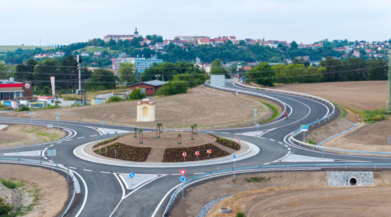 Okružní křižovatka u Benátek nad Jizerou - barokní výklenková kaple, Foto: Benátky nad Jizerou