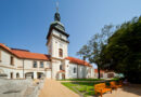 Kostel Narození Panny Marie se nachází na benáteckém zámku. Foto: archiv města