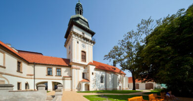 Kostel Narození Panny Marie se nachází na benáteckém zámku. Foto: archiv města