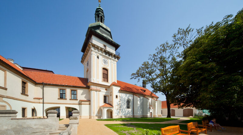 Kostel Narození Panny Marie se nachází na benáteckém zámku. Foto: archiv města