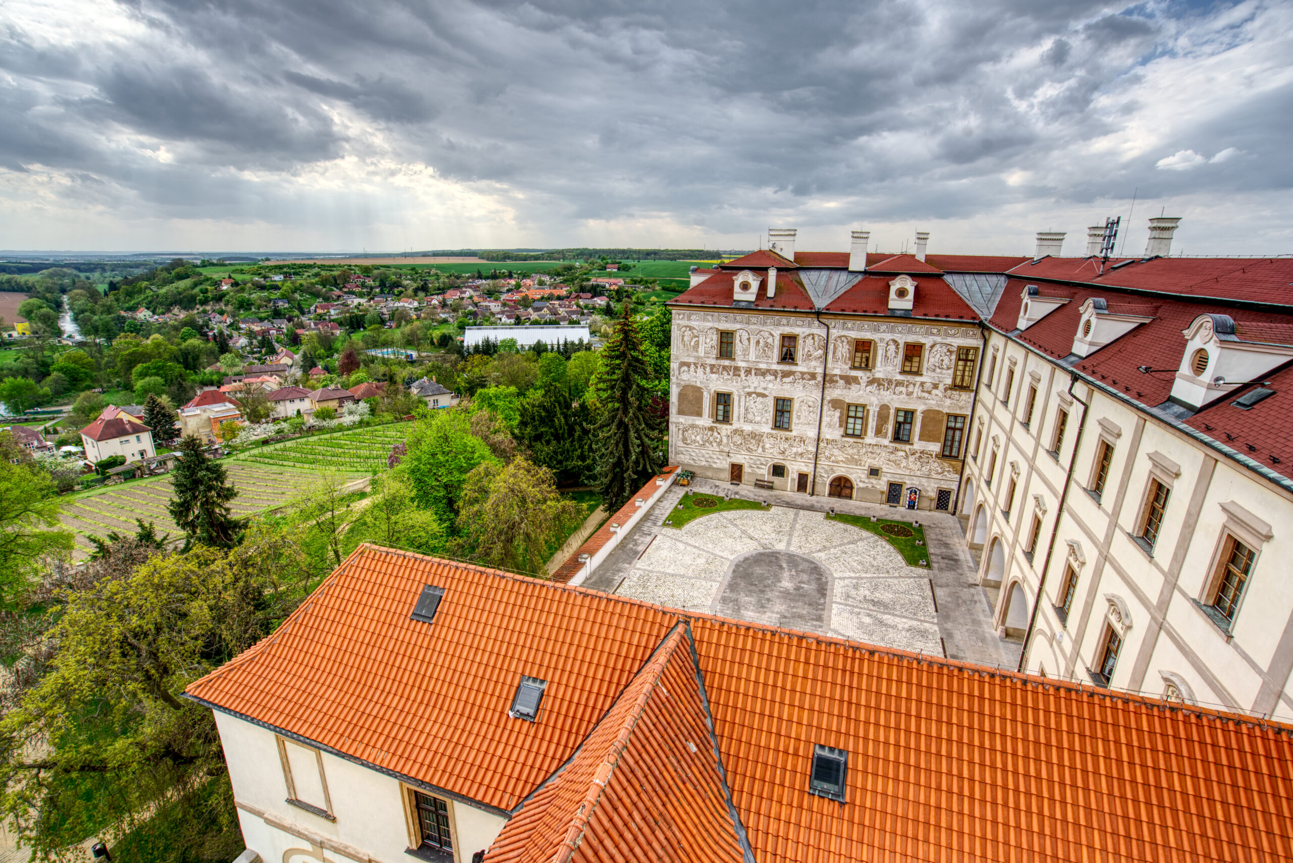 Kostel Narození Panny Marie se nachází na benáteckém zámku. Foto: archiv města