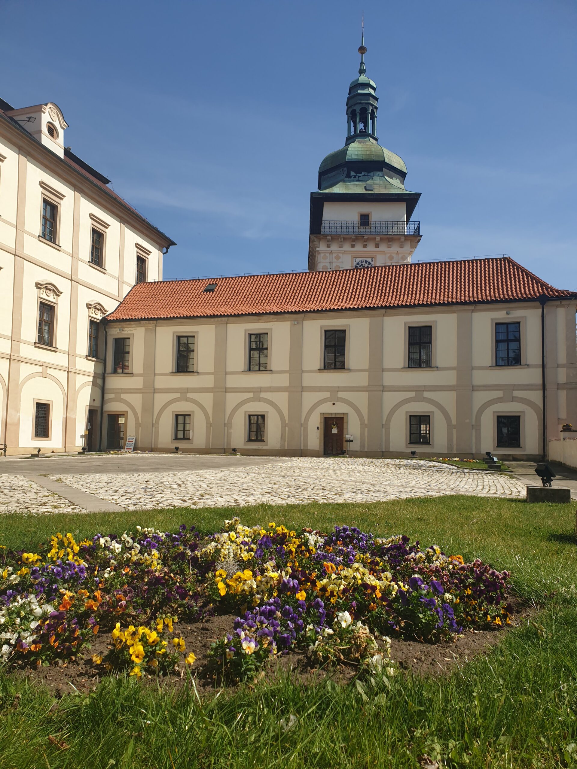 Kostel Narození Panny Marie se nachází na benáteckém zámku. Foto: archiv města